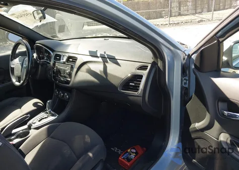 2013 Chrysler 200 Touring z USA, uszkodzony, nr VIN 1C3CCBBB8DN736857